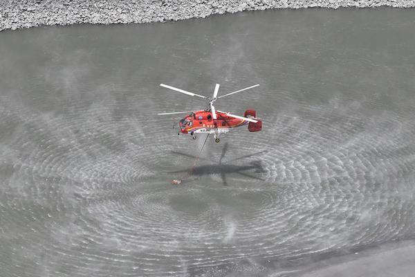 孙佳雨七夕浪漫写真 恣意笑容明艳动人